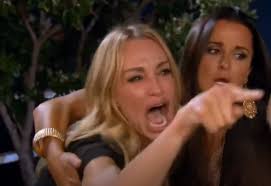 Женщина кричит